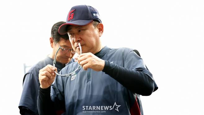 롯데 김태형 감독이 19일 대전한화생명볼파크에서 열린 2026KBO리그 한화이글스 롯데자이언츠 경기를 위해 더그아웃으로 돌어서고 있다. 2026.05.19. /사진=강영조 cameratalks@