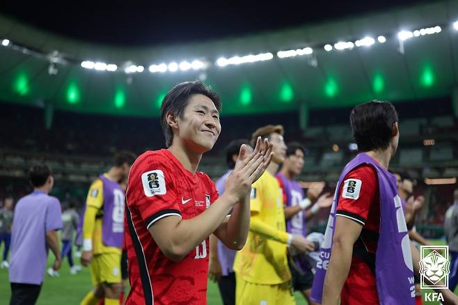 오늘이 가장 싸다. 한국 축구 에이스 이강인(파리 생제르맹)의 몸값이 2026 국제축구연맹(FIFA) 북중미 월드컵 활약으로 인해 천정부지로 치솟을 기세다. 이강인은 지난 12일(한국시간) 멕시코 과달라하라의 과달라하라 스타디움에서 열린 체코와의 북중미 월드컵 A조 1차전서 황인범의 동점골을 어시스트 하는 등 맹활약을 펼치며 한국의 2-1 역전승을 견인했다. 체코전 맹활약으로 기존 이강인을 노리던 스페인 아틀레티코 마드리드의 발등에 불이 떨어졌다. 스페인 현지에서는 이강인의 현재 몸값인 2500만 유로(약 440억원)가 지나치게 낮다고 보고 있다. 대한축구협회