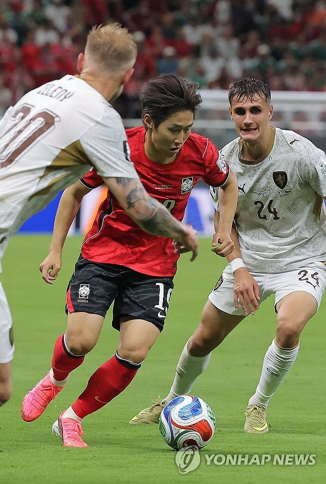 오늘이 가장 싸다. 한국 축구 에이스 이강인(파리 생제르맹)의 몸값이 2026 국제축구연맹(FIFA) 북중미 월드컵 활약으로 인해 천정부지로 치솟을 기세다. 이강인은 지난 12일(한국시간) 멕시코 과달라하라의 과달라하라 스타디움에서 열린 체코와의 북중미 월드컵 A조 1차전서 황인범의 동점골을 어시스트 하는 등 맹활약을 펼치며 한국의 2-1 역전승을 견인했다. 체코전 맹활약으로 기존 이강인을 노리던 스페인 아틀레티코 마드리드의 발등에 불이 떨어졌다. 스페인 현지에서는 이강인의 현재 몸값인 2500만 유로(약 440억원)가 지나치게 낮다고 보고 있다. 연합뉴스