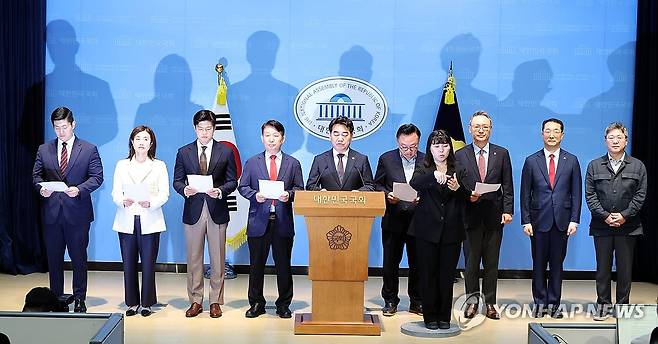 국민의힘 소장파 '대안과 미래', "장동혁 대표 사퇴 요구" (서울=연합뉴스) 배재만 기자 = 초·재선을 주축으로 한 국민의힘 소장파 모임 '대안과 미래' 이성권 간사(왼쪽 다섯 번째)를 비롯한 의원들이 11일 국회 소통관에서 기자회견을 열고 장동혁 대표의 사퇴를 요구하고 있다. 2026.6.11 scoop@yna.co.kr