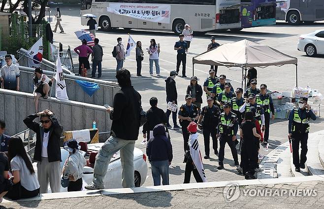 핸드볼경기장에 투입된 경찰 (서울=연합뉴스) 김성민 기자 = 6·3 지방선거 투표용지 부족 사태로 빚어진 '잠실 개표소 봉쇄 시위'가 이어지고 있는 11일 서울 송파구 올림픽공원 핸드볼경기장 앞에서 경찰들이 이동하고 있다. 2026.6.11 ksm7976@yna.co.kr