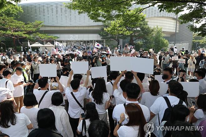 구호 외치는 개표소 봉쇄 시위 참가자들 (서울=연합뉴스) 김성민 기자 = 6·3 지방선거 투표용지 부족 사태로 빚어진 '잠실 개표소 봉쇄 시위'가 이어지고 있는 11일 서울 송파구 올림픽공원 핸드볼경기장에서 참가자들이 구호를 외치고 있다. 2026.6.11 ksm7976@yna.co.kr