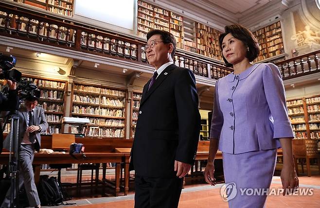 이재명 대통령 부부, 우피치미술관 방문 (피렌체=연합뉴스) 한상균 기자 = 이탈리아를 국빈방문 중인 이재명 대통령과 김혜경 여사가 13일(현지시간) 피렌체 우피치미술관에서 열린 국립중앙박물관과 우피치 미술관의 '박물관 프로그램 및 서비스 분야 협력에 관한 양해각서(MOU)' 체결식에 입장하고 있다. 2026.6.14 xyz@yna.co.kr