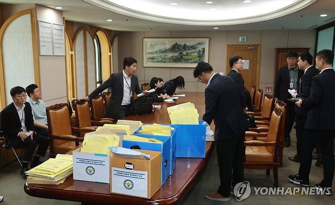 '투표지 부족사태' 중앙선관위 압수수색 (과천=연합뉴스) 서대연 기자 = 경찰과 검경 합동수사본부 관계자들이 11일 경기도 과천시 중앙선거관리위원회에서 6ㆍ3 지방선거 투표지 부족사태 관련 압수수색을 위해 대기하고 있다. 2026.6.11 dwise@yna.co.kr