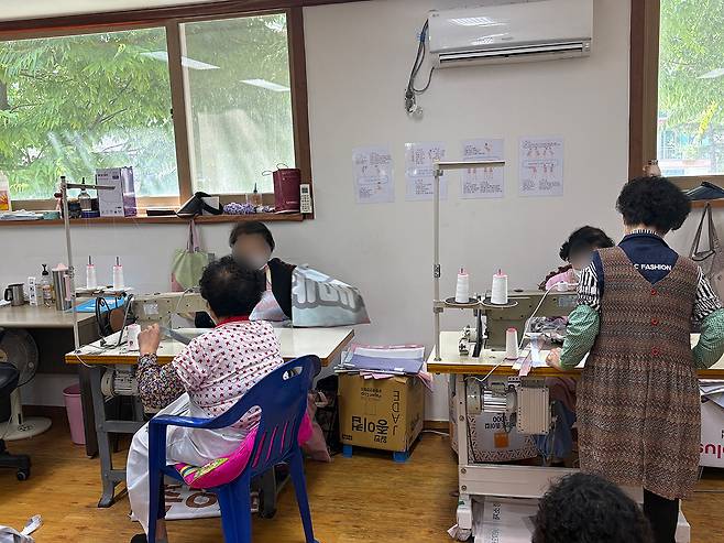 12일 대전 중구 한 폐현수막재활용제작사업장에서 노인들이 재활용 가방을 제작하고 있다. 사진=김세영 기자