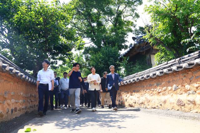 송미령 농림축산식품부 장관이 15일 경북 영양군 입암면 연당리를 방문해 빈집재생 현장을 점검하고 빈집정비 정책방향을 논의했다. 연당리는 빈집 9동을 카페와 마을도서관, 한옥게스트하우스 등 문화·체험 공간으로 바꿔 연간 2만5천여 명이 찾는 빈집재생 대표 사례로 꼽힌다. 2026.6.15. 농식품부 제공