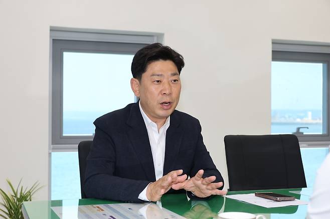 박용선 포항시장 당선인이 포항 위기 극복 방안에 대해 설명하고 있다. <전준혁기자>