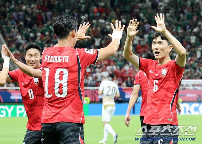 12일(한국시각) 멕시코 과달라하라 사포판의 에스타디오 과달라하라에서 열린 2026 북중미월드컵 대한민국과 체코의 경기. 오현규가 황인범과 함께 환호하고 있다. 사포판(멕시코)=허상욱 기자wook@sportschosun.com/2026.06.12/