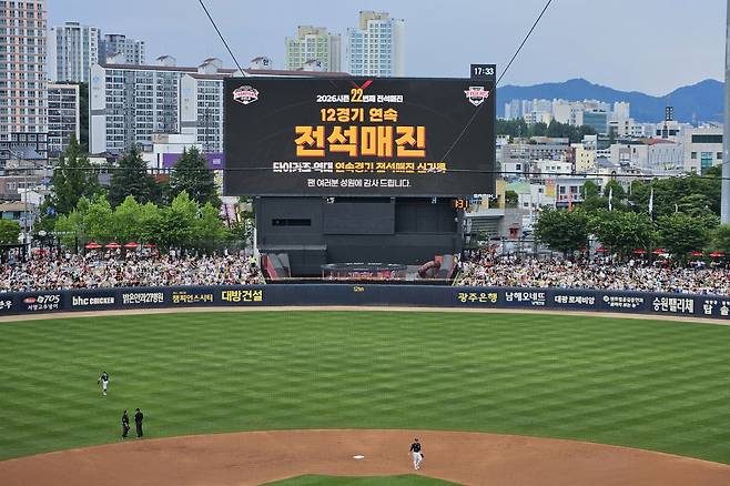 14일 광주기아챔피언스필드 전석이 매진됐다. KIA 타이거즈 홈경기 12경기 연속 매진 신기록이다. 사진제공=KIA 타이거즈