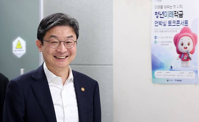 이억원 금융위원장이 14일 서울 종로구 소상공인시장진흥공단 서울전용교육장에서 청년미래적금 언박싱 토크콘서트에 참석하고 있다. /뉴스1