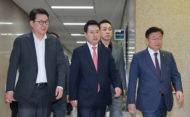 국민의힘 장동혁 대표, 정점식 원내대표 등 지도부가 15일 국회에서 열린 긴급 최고위원회의에 참석하고 있다. 연합뉴스