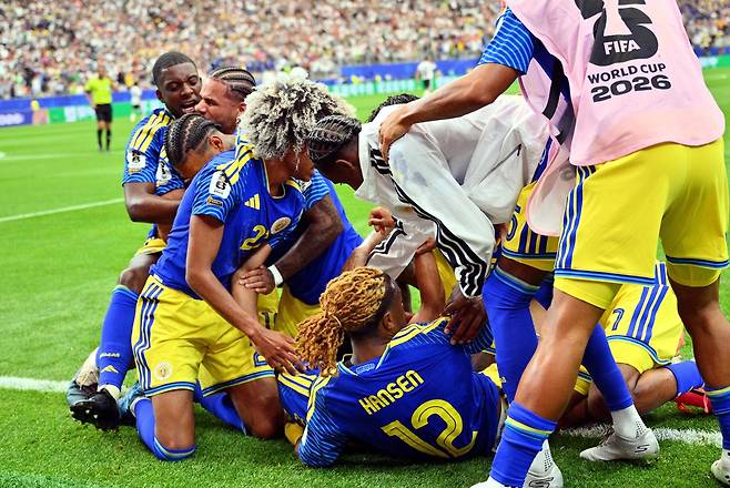 퀴라소 축구대표팀 선수들이 15일 미국 휴스턴 스타디움에서 열린 독일과의 조별리그 1차전에서 동점골을 기록한 뒤 기쁨을 만끽하고 있다. 연합뉴스