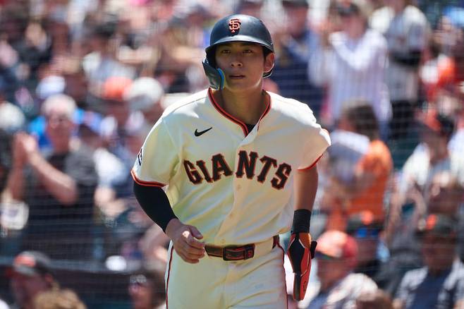 <yonhap photo-3896=""> Jun 14, 2026; San Francisco, California, USA; San Francisco Giants outfielder Jung Hoo Lee (51) runs to the dugout after scoring a run against the Chicago Cubs during the fifth inning at Oracle Park. Mandatory Credit: Robert Edwards-Imagn Images/연합뉴스</yonhap>