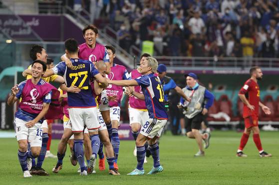 2022년 2일 카타르 월드컵 조별리그 E조 3차전 일본과 스페인 경기에서 2-1 승리를 거둔 일본 선수들이 경기 종료 뒤 환호하고 있다. 연합뉴스