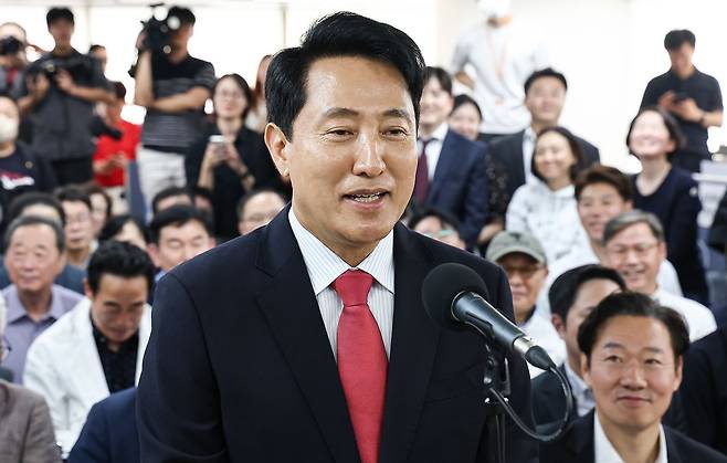 6·3 지방선거에서 당선된 오세훈 국민의힘 서울시장 후보가 4일 서울 종로구 선거사무소에서 당선 소감을 밝히고 있다. 뉴스1