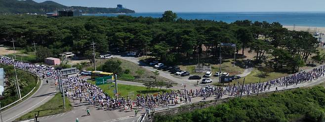 ▲ ‘2026 강릉옥계헌화로11K RUN’대회 참가자들이 13일 강릉 옥계해변 헌화로 코스를 달리고 있다. 김정호 기자