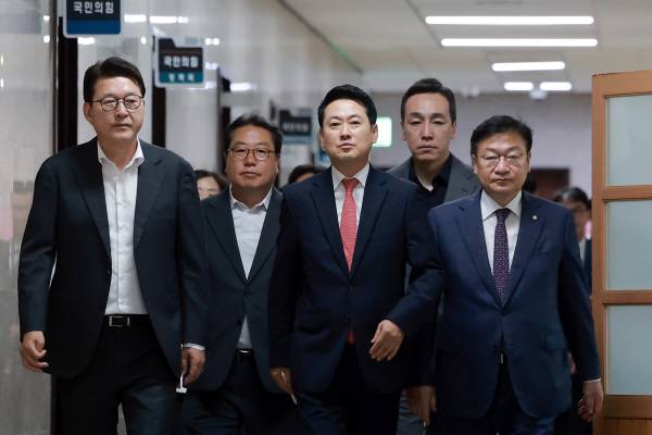 국민의힘 장동혁 대표, 정점식 원내대표 등 지도부가 15일 국회에서 열린 긴급 최고위원회의에 참석하고 있다. 연합뉴스