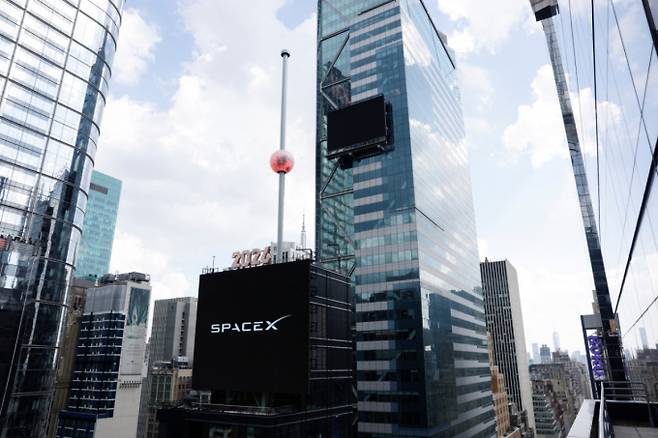 스페이스X가 나스닥 시장에 화려하게 데뷔한 12일(현지시간) 뉴욕 나스닥 마켓사이트에서 장 마감을 알린 모습./사진=로이터