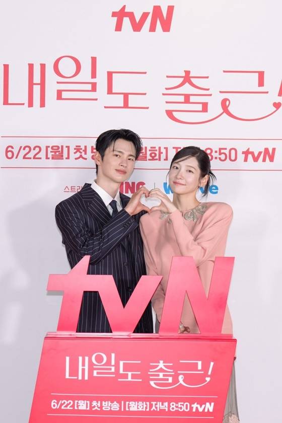 tvN ‘내일도 출근!’의 박지현(오른쪽)과 서인국.