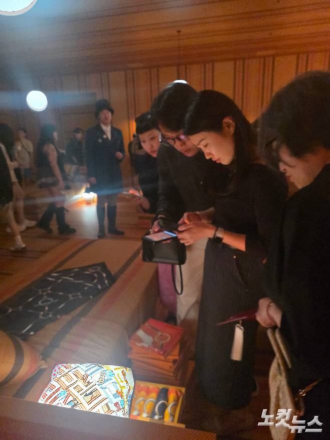 관람객들이 제품을 보며 말의 단서를 찾고 있다. 곽인숙 기자