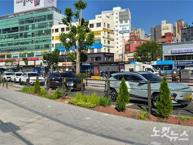 부산역 앞에 택시들이 줄지어 승객을 기다리고 있다. 정혜린 기자