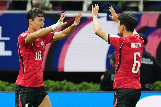 축구국가대표팀 공격수 오현규(왼쪽)와 미드필더 황인범이 12일(한국시간) 멕시코 할리스코주 과달라하라 스타디움서 열린 체코와 북중미월드컵 조별리그 A조 1차전서 득점한 뒤 하이파이브를 하고 있다. 과달라하라|AP뉴시스