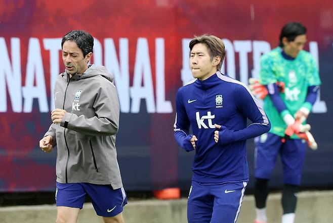 축구국가대표팀 미드필더 이강인(오른쪽)이 15일(한국시간) 멕시코 할리스코주 과달라하라 사포판의 치바스 베르데 바예에서 주앙 아로수 코치와 함께 뛰며 몸을 풀고 있다. 사포판|뉴시스