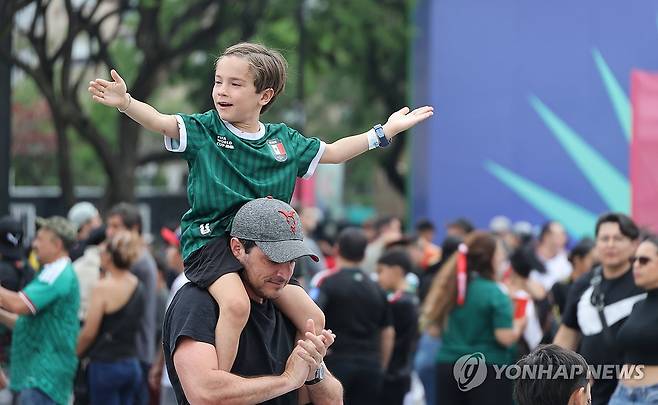 월드컵에도 아빠는 힘들어... (과달라하라=연합뉴스) 최재구 기자 = 2026 북중미 월드컵 개최도시 중 하나인 멕시코 과달라하라. 13일(현지시간) 어린이 축구팬이 과달라하라 대성당 앞 해방광장에서 열린 팬페스타에서 아빠와 함께 축제를 즐기고 있다. 2026.6.14 jjaeck9@yna.co.kr