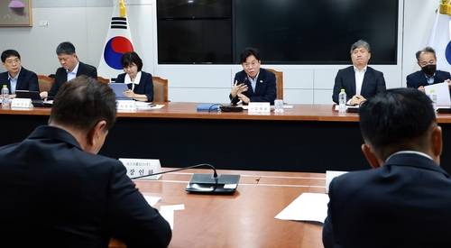 고용노동부, 포스코그룹 경영진 간담회 (서울=연합뉴스) 김영훈 고용노동부 장관(가운데)이 15일 정부세종청사에서 포스코그룹 경영진과 간담회를 갖고 발언하고 있다. 2026.06.15 photo@yna.co.kr
