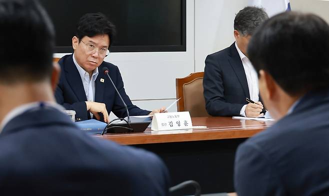 고용노동부, 포스코그룹 경영진 간담회 (서울=연합뉴스) 김영훈 고용노동부 장관이 15일 정부세종청사에서 포스코그룹 경영진과 간담회를 갖고 발언하고 있다. 2026.06.15 photo@yna.co.kr