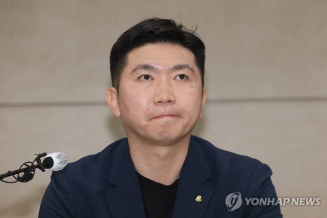 굳은 얼굴의 유승민 대한체육회장 (서울=연합뉴스) 박동주 기자 = 6·3지방선거 투표용지 부족 사태로 촉발된 잠실 개표소 봉쇄 시위가 11일째 이어진 15일 서울 송파구 서울올림픽파크텔에서 열린 대한체육회 및 올림픽공원 핸드볼경기장 입주 경기단체 기자회견에 유승민 대한체육회장이 참석해 있다. 2026.6.15 pdj6635@yna.co.kr