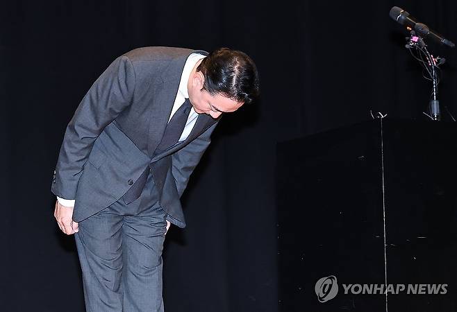 JTBC 등 회생 신청 관련 사과하는 홍정도 부회장 (서울=연합뉴스) 김인철 기자 = 홍정도 중앙그룹 부회장이 15일 서울 마포구 중앙일보빌딩에서 열린 JTBC 등 중앙그룹 일부 계열사의 유동성 위기로 인한 회생 절차 개시 관련 입장 발표 기자회견에서 고개 숙이며 사과하고 있다. 2026.6.15 yatoya@yna.co.kr