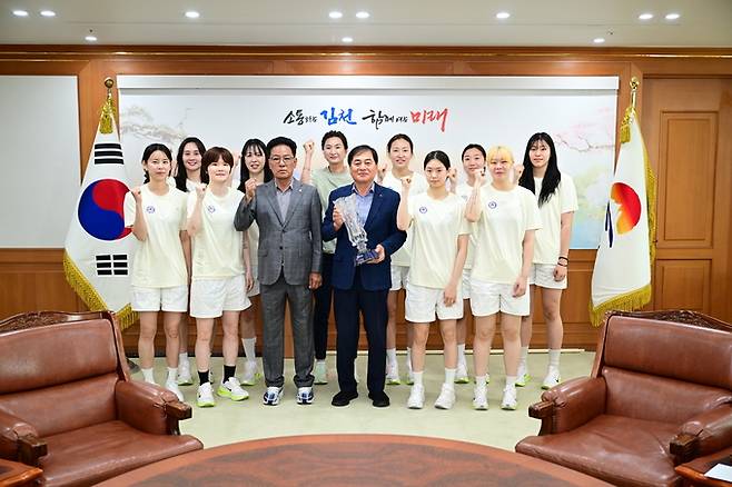 ▲ 김천시청 여자농구단이 강원 태백시 고원체육관에서 열린 '2026 태백실업농구연맹전' 여자부 경기에서 3전 전승을 기록하며 우승을 차지해 기념사진을 찍고 있다.