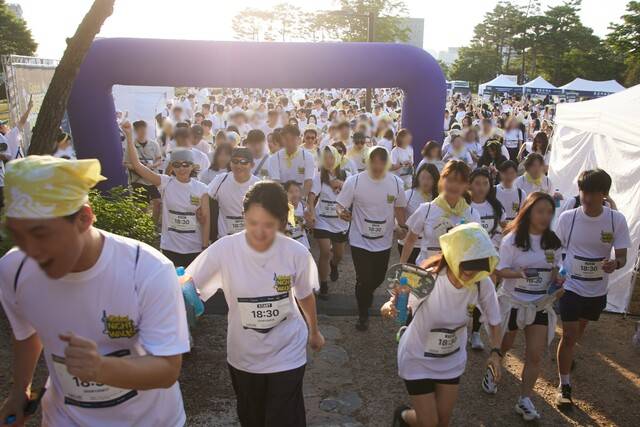 사진은 CJ푸드빌이 운영하는 N서울타워의 대표 야간 체험 행사 ‘2026 글로벌 나이트 워크’ 참가자들이 힘차게 출발선을 통과하고 있다.(CJ푸드빌 제공)