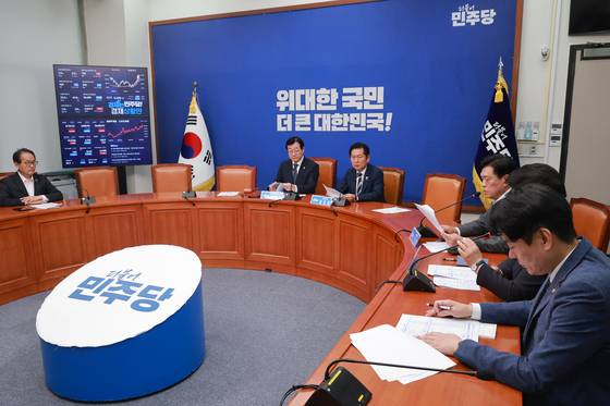 〈YONHAP PHOTO-2964〉 '전당대회 일정 조율' 중앙위 참석한 민주당 정청래 대표 (서울=연합뉴스) 신현우 기자 = 더불어민주당 정청래 대표가 16일 국회에서 열린 제6차 중앙위원회의에 참석해 인사말하고 있다. 2026.6.16 nowwego@yna.co.kr/2026-06-16 09:33:04/ 〈저작권자 ⓒ 1980-2026 ㈜연합뉴스. 무단 전재 재배포 금지, AI 학습 및 활용 금지〉