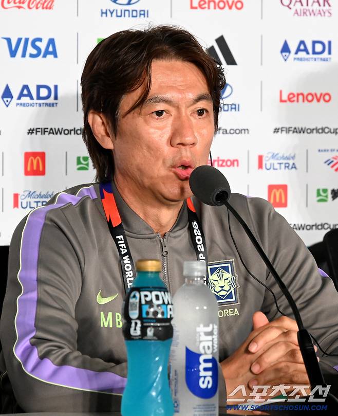 11일(한국시각) 멕시코 과달라하라 인근 사포판의 에스타디오 과달라하라에서 열린 대한민국 월드컵대표팀의 기자회견. 홍명보 감독이 질문에 답하고 있다. 사포판(멕시코)=허상욱 기자wook@sportschosun.com/2026.06.11/