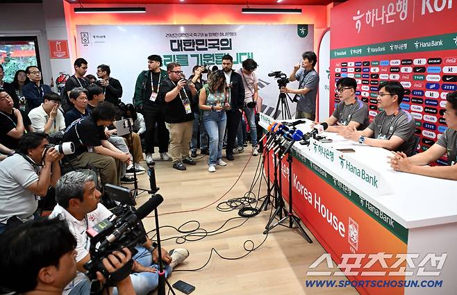 16일(한국시각) 멕시코 과달라하라 인근 사포판 월드컵대표팀 베이스캠프 훈련장 치바스 베르데 바예에서 진행된 대한민국 월드컵 대표팀의 공식 훈련. 한덕현 축구 국가대표팀 멘탈코치가 인터뷰를 하고 있다. 오른쪽은 송준섭 대표팀 수석주치의. 사포판(멕시코)=허상욱 기자wook@sportschosun.com/2026.06.16/