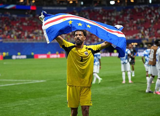 (260616) -- ATLANTA, June 16, 2026 (Xinhua) -- Goalkeeper Vozinha of Cape Verde holds the national flag after the group H match between Spain and Cape Verde at the 2026 FIFA World Cup at Atlanta Stadium in Atlanta, the United States, June 15, 2026. (Xinhua/Ju Huanzong)<저작권자(c) 연합뉴스, 무단 전재-재배포, AI 학습 및 활용 금지>