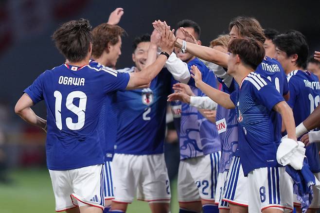 Koki Ogawa, left, of Japan celebrates with teammates after scoring his team's first goal during the friendly soccer international between Japan and Iceland in Tokyo, Sunday, May 31, 2026. (AP Photo/Eugene Hoshiko)<저작권자(c) 연합뉴스, 무단 전재-재배포, AI 학습 및 활용 금지>