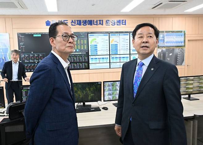 구윤철 경제부총리 겸 재정경제부 장관이 16일 5극 3특(5개 초광역권-전남 해남과 3개특별자치도) 산업현장 점검일환으로 전남 핵심성장 동력인 해남 솔라시도를 방문, 운영센터를 둘러보고 있다. 재정경제부.