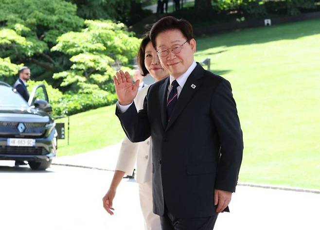 주요 7개국(G7) 정상회의에 참석하는 이재명 대통령과 김혜경 여사가 16일(현지시간) 프랑스 에비앙레뱅 정상회의장에 도착해 인사하며 건물로 들어서고 있다. 2026.6.16 연합뉴스
