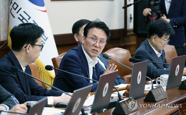 김민석 국무총리가 16일 서울 종로구 정부서울청사에서 열린 국무회의 겸 비상경제본부회의에 참석, 현안을 점검하고 있다. 연합뉴스