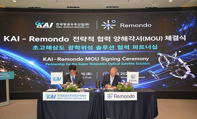 서현석 한국항공우주산업(KAI) 우주사업본부 본부장(왼쪽)이 16일 대전컨벤션센터에서 개최된 '2026 국제우주컨퍼런스(ISS 2026)'에서 짐 베클리 레몬도 미국지사 대표와 '초고해상도 지구관측 위성 협력을 위한 업무협약(MOU)'에 서명하고 있다. KAI 제공