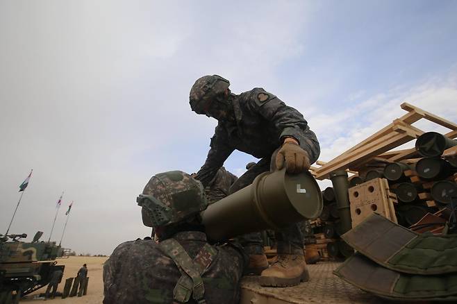 2025년 2월 UAE에서 실시된 현지 연합훈련에서 우리 육군 기계화부대 장병이 K9A1 자주포가 사용할 155mm 포탄을 옮기고 있다. 육군 제공