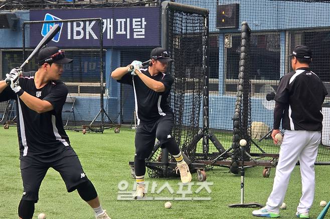 지난달 26일 잠실 두산전을 앞두고 티배팅 훈련 중인 KT 안현민. 잠실=윤승재 기자