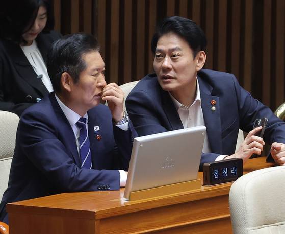 정청래 더불어민주당 대표가 지난해 9월17일 경제분야 대정부 질문이 열린 국회 본회의장에서 한민수 의원과 대화를 나누고 있다. 연합뉴스