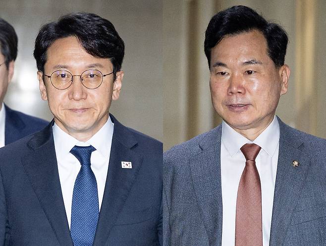 더불어민주당 천준호(왼쪽), 국민의힘 김승수 원내운영수석부대표가 16일 서울 여의도 국회에서 각각 여야 원내수석 회동을 위해 운영위원장실로 향하고 있다. 뉴스1