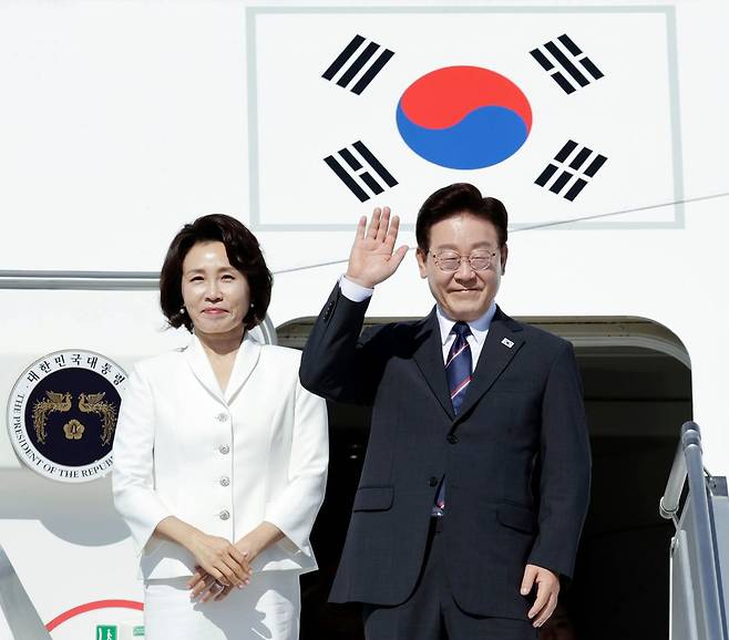 이탈리아 국빈 방문 일정을 마친 이재명 대통령과 김혜경 여사가 16일(현지시간) 로마 다빈치 공항 공군 1호기에서 환송객들을 향해 인사하고 있다. 이 대통령은 프랑스 에비앙에서 열리는 주요 7개국(G7) 확대회담과 환영 행사 등 일정을 소화할 예정이다. 연합뉴스