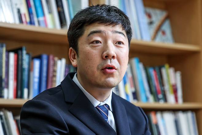 정재훈 고려대 예방의학교실 교수가 서울 성북구 고려대 예방의학교실에서 중앙일보와 인터뷰하고 있다. 김성룡 기자