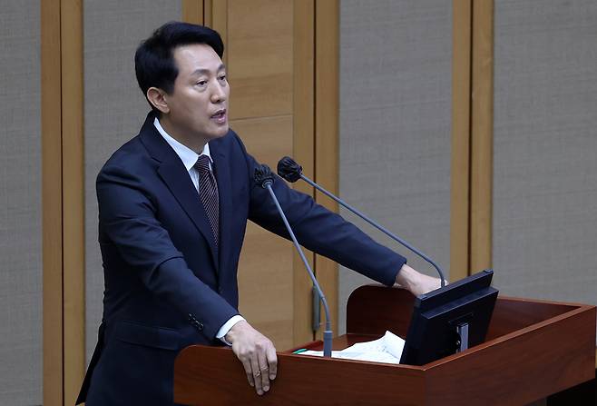 오세훈 서울시장이 11일 서울 중구 서울시의회에서 열린 제336회 정례회 제1차 본회의 서울시정 및 교육행정에 관한 질문에서 박유진 더불어민주당 시의원 질문에 답변하고 있다. /뉴시스